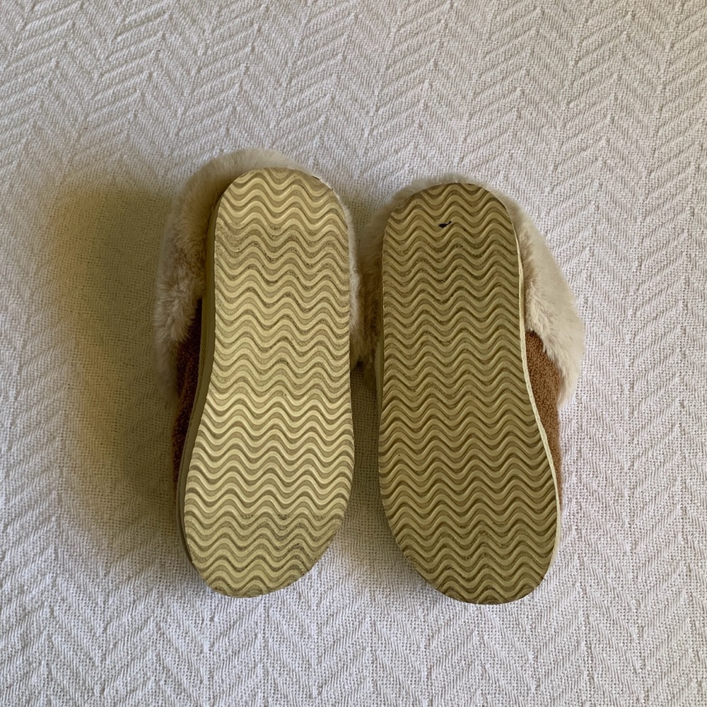 Y2K AE American Eagle Brown And White Peace Fur Slippers Size 6 Coquette Classic - Picture 2 of 3